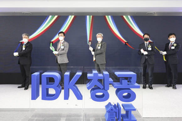 ▲11일 대전광역시 유성구 엑스포타워에서 열린 'IBK창공 대전' 개소식에서 윤종원 IBK기업은행장(왼쪽부터), 허태정 대전시장, 고승범 금융위원장, 이원욱 과학기술정보방송통신위원장, 강병삼 연구개발특구진흥재단 이사장이 디지털제막식을 진행하고 있는 모습. / 사진=IBK기업은행