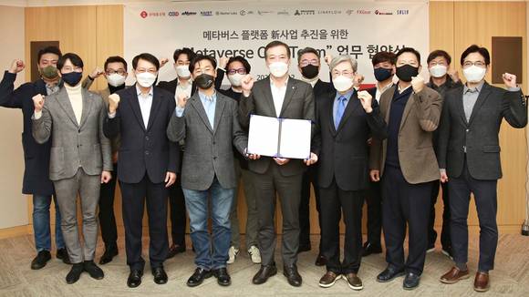 ▲(앞줄 왼쪽부터)서동욱 넥스트엔터테인먼트월드 부사장, 김성근 스코넥엔터테인먼트 부사장, 김용국 링크플로우 대표, 이완신 롯데홈쇼핑 대표, 이수영 한국과학기술원 전기 및 전자공학부 명예교수, 서원일 스켈터랩스 부사장, 고광림 갤럭시아메타버스 대표, (뒷줄 왼쪽부터) 배중직 제이에스씨게임즈 대표, 김세연 초록뱀미디어 부의장, 윤준호 포바이포 대표, 조영국 메가존클라우드 부사장, 김재현 살린 대표, 이성규 엔진비주얼웨이브 대표, 최광진 에프엑스기어 대표가 ‘메타버스 원팀’ 출범 기념 사진촬영을 하고 있다./ 사진=롯데홈쇼핑