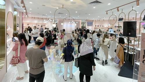 ▲인산인해를 이루는 마르헨제이 매장 모습 / 사진=마르헨제이