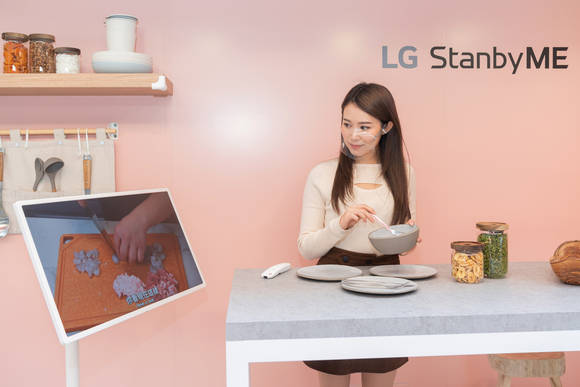 ▲LG전자가 홍콩 최대 중심가에 위치한 센트럴마켓에서 LG 스탠바이미 론칭 행사를 열었다. LG전자 모델이 LG 스탠바이미의 다양한 활용 사례를 소개하고 있다. / 사진=LG전자