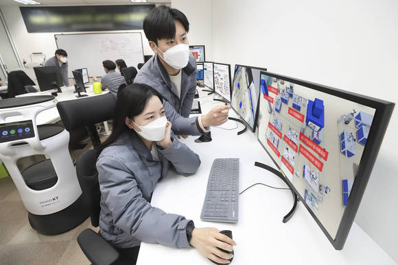 ▲KT 제안/수행2본부와 KT 대구/경북법인고객본부 직원들이 5세대 통신망 첨단제조 실증환경 테스트베드 구축방안을 협의하고 있다. / 사진=KT