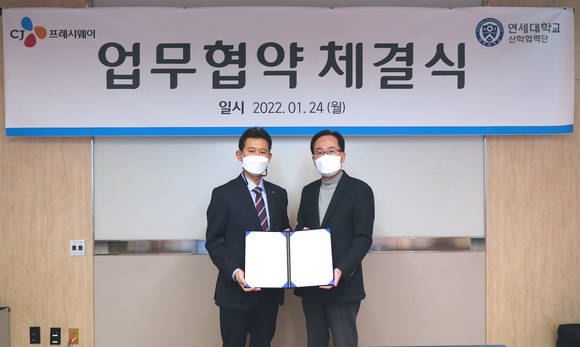 ▲정성필 CJ프레시웨이 대표와 이충용 산학협력단장이 서울시 서대문구 연세대학교 백양로플라자 머레이홀에서 업무협약 체결 후 기념촬영을 하고 있다. / 사진=CJ프레시웨이