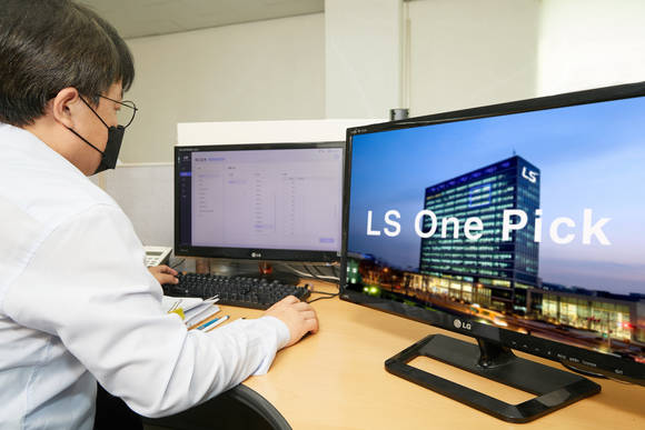 ▲케이블 유통점 직원이 LS 원픽을 통해 사무실에서 재고 상황을 확인하고 있다. / 사진=LS