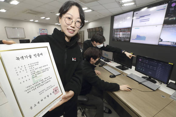 ▲KT 직원이 서울 종로구 광화문 East 빌딩 방재센터에서 녹색기술인증을 받은 AI 빌딩 오퍼레이터를 소개하고 있다. / 사진=KT