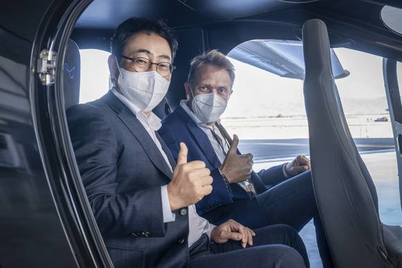 ▲유영상 SK텔레콤 CEO(왼쪽)와 조벤 비버트 조비 에비에이션 CEO가 지난달 미국 캘리포니아주 마리나에 위치한 조비 에비에이션 생산시설에서 UAM 기체에 탑승한 모습 / 사진=SK텔레콤