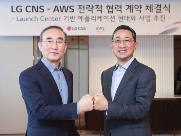 ▲김영섭 LG CNS 대표(왼쪽)와 함기호 AWS코리아 대표가 지난 7일 전략적 협력계약을 맺은 뒤 기념촬영을 하고 있다. / 사진=LG CNS