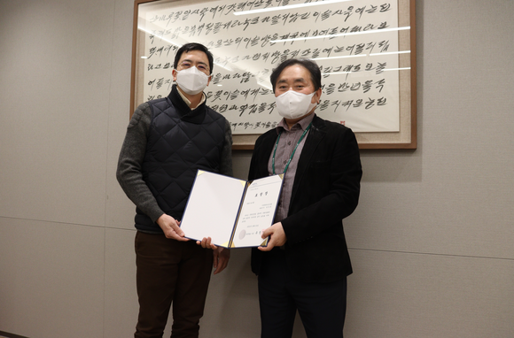 ▲박경승 영림원소프트랩 일본클라우드사업단 부사장(오른쪽)이 KOTRA 관계자와 표창 수상 기념촬영을 하고 있다. / 사진=영림원소프트랩