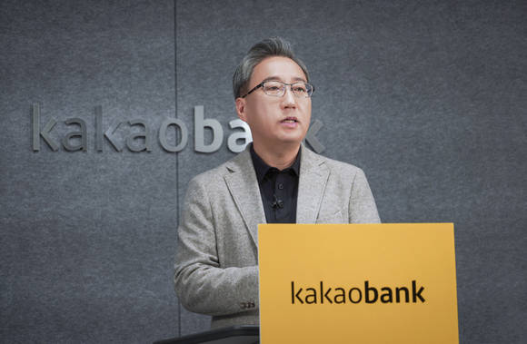 ▲윤호영 카카오뱅크 대표가 15일 오전 카카오뱅크 여의도 오피스에서 온라인으로 진행된 프레스톡(기자간담회)에서 '2022년 카카오뱅크 방향'에 대해 발표하고 있다. / 사진= 카카오뱅크