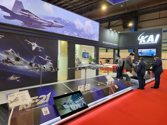 ▲2022 싱가포르 에어쇼에 참가한 KAI 부스에 전시된 KF-21, FA-50, KT-1 모형 / 사진=한국항공우주산업
