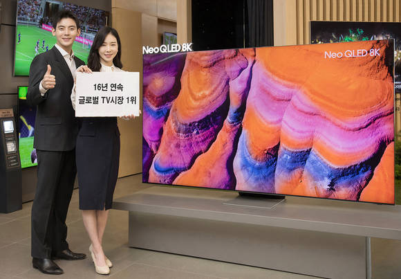 ▲삼성전자 모델이 서울 논현동에 위치한 삼성디지털프라자 강남본점에서 삼성 TV의 16년 연속 글로벌 시장 1위 달성과 그 주역인 ‘Neo QLED’ 제품을 소개하고 있다. / 사진=삼성전자