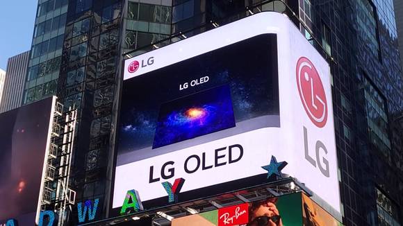▲미국 타임스스퀘어 전광판에서 상영된 LG 올레드 TV 광고 / 사진=LG전자