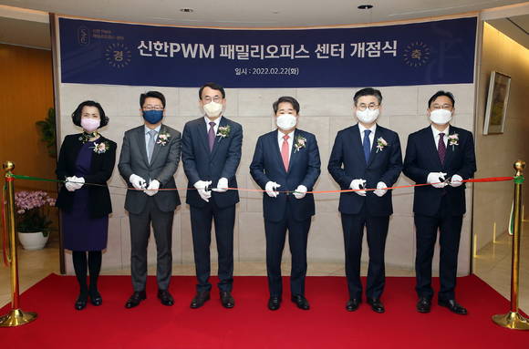 ▲(왼쪽부터) 정성희 신한PWM 패밀리오피스 서울센터 지점장, 이병열 신한금융투자 IPS그룹장, 정근수 신한금융그룹 GIB그룹장, 안효열 신한금융그룹 WM그룹장, 홍석영 신한은행 투자상품그룹장, 최갑수 신한PWM 패밀리오피스 서울센터장이 22일 신한PWM 패밀리오피스센터(SFC) 개점 행사에서 테이프 커팅을 하고 있다. / 사진=신한금융그룹