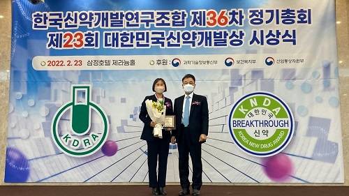 ▲한림제약의 급성기관지염 치료제 ‘브론패스정’이 제23회 대한민국신약개발상 신약개발부분 우수상에 선정됐다. 지난 23일 열린 시상식에서 김미란 한림제약 신약연구소 부장(왼쪽)과 김동연 한국신약개발연구조합 이사장이 기념촬영을 하고 있다. / 사진=한림제약