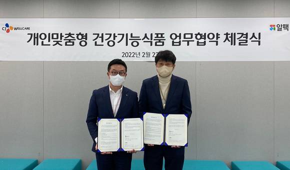 ▲장승훈 CJ웰케어 대표(왼쪽)와 임상진 알팩 회장이 업무협약을 맺은 뒤 기념촬영을 하고 있다. / 사진=CJ웰케어