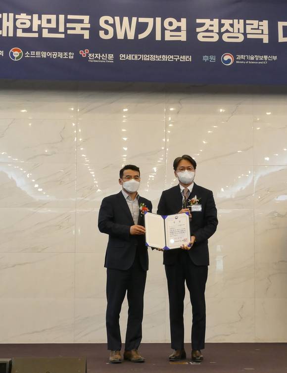 ▲24일 강남구 삼정호텔에서 열린 ‘제21회 대한민국 SW기업경쟁력대상’ 시상식에서 기업역량 강화 부문 대상을 수상한 파수의 이강만 부사장(오른쪽)이 시상자로 나선 김정삼 과학기술정보통신부 SW정책관과 기념촬영을 하고 있다. / 사진=파수