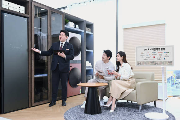 ▲모델들이 LG전자 베스트샵 강서본점에서 ‘LG 오브제컬렉션 클럽’을 체험하고 있다. / 사진=LG전자