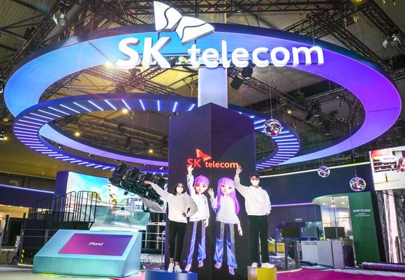 ▲’MWC 2022’ SK텔레콤 전시관에서 현지 모델들이 메타버스 서비스 '이프랜드(ifland)'를 소개하고 있다. / 사진=SK텔레콤