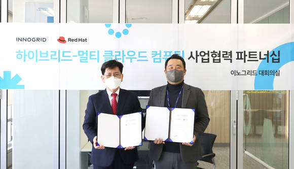 ▲김명진 이노그리드 대표(오른쪽)와 김경상 한국레드햇 대표가 ‘하이브리드-멀티 클라우드 컴퓨팅 사업협력 파트너십’을 체결한 뒤 기념촬영을 하고 있다. / 사진=이노그리드