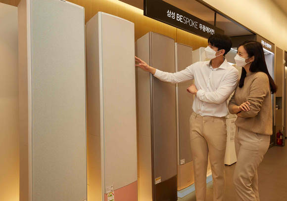 ▲삼성 디지털프라자 강남본점에서 삼성전자 모델이 2022년형 ‘비스포크 무풍에어컨 갤러리’를 소개하고 있다. / 사진=삼성전자