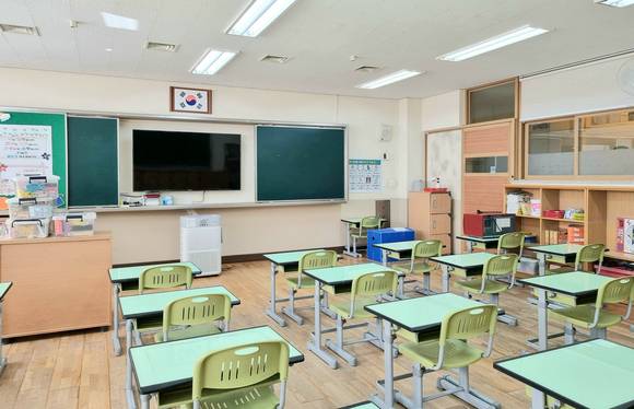 ▲초등학교에 설치된 코웨이 콰트로파워 공기청정기 / 사진=코웨이