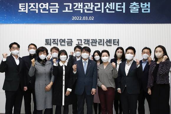 ▲서울시 중구 신한은행 광교영업부 본관 퇴직연금 고객관리센터 출범식에서 이영종 신한금융그룹 퇴직연금 그룹장(가운데), 박의식 신한은행 퇴직연금사업부장(오른쪽 두번째), 이홍근 신한은행 퇴직연금 고객관리센터장(왼쪽 네번째)이 직원들과 촬영하는 모습 / 사진=신한은행
