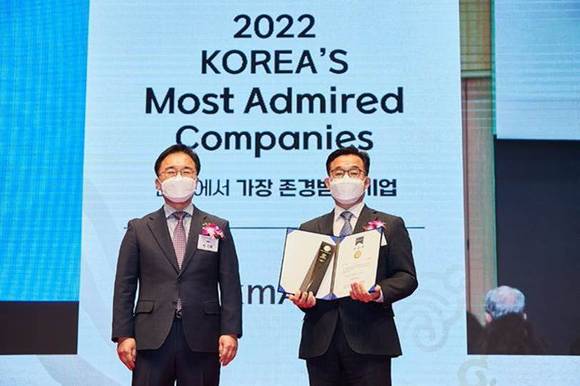▲이상부 풀무원 전략경영원장(오른쪽)이 ‘한국에서 가장 존경받는 기업’ 시상식에서 올스타(All Star) 30대 기업 인증패와 인증서를 수여 받은 후 한수희 한국능률협회컨설팅 대표와 기념사진을 찍고 있다. / 사진=풀무원