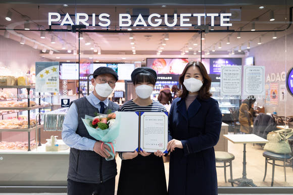 ▲SPC행복한장학금 장학생으로 선발된 김윤정 학생(가운데)이 가맹점 대표, SPC행복한재단 관계자와 기념촬영을 하고 있다. / 사진=SPC그룹