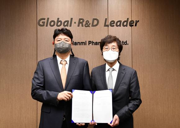 ▲권세창 한미약품 대표(오른쪽)와 최인환 PHC 대표가 MOU 체결 후 기념촬영을 하고 있다. / 사진=한미약품