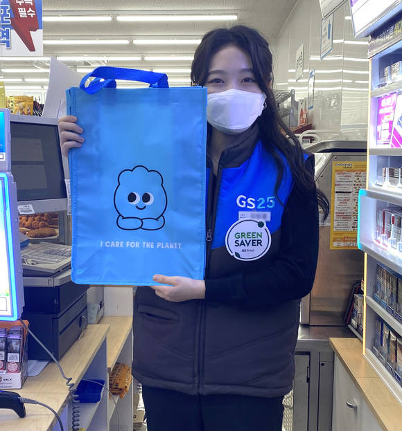 ▲인천의 한 GS25 그린세이버 스토어매니저가 다회용백을 보여주고 있다. / 사진=GS리테일