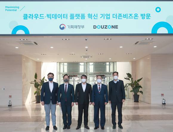 ▲홍남기 부총리가 4일 강원권 주요 신기술 산업현장 시찰의 일환으로 강원도 춘천시 소재 더존ICT그룹 강촌캠퍼스를 방문했다. (왼쪽부터) 더존비즈온 송호철 플랫폼사업부문대표, 중소벤처기업부 강성천 차관, 더존비즈온 김용우 대표, 홍남기 부총리, 기획재정부 한훈 차관보 / 사진=더존비즈온
