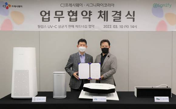 ▲서울시 마포구 상암동에 위치한 CJ프레시웨이 상암 사옥에서 정성필 CJ프레시웨이 대표(왼쪽)와 강용남 시그니파이코리아 대표가 업무협약 체결 후 기념촬영을 하고 있다. / 사진=CJ프레시웨이