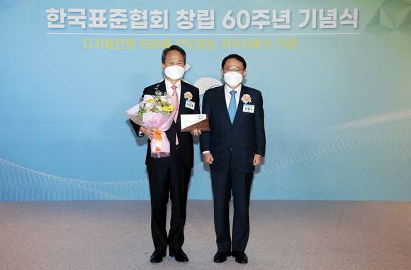▲11일 서울 중구 소재 롯데호텔에서 진행된 한국표준협회 창립 60주년 기념식에서 진옥동 신한은행 은행장(왼쪽)이 한국표준협회 강명수 회장과 기념촬영 하고 있다. / 사진=신한은행