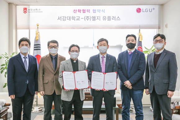 ▲(왼쪽부터) 현대원 서강대 메타버스전문대학원장, 송태경 교학부총장, 심종혁 총장, 황현식 LG유플러스 대표, 이상엽 CTO, 김민구 서비스인큐베이션랩장이 ‘메타버스 유니버시티’ 조성을 위한 기술개발 협력 업무협약을 체결한 뒤 기념촬영을 하고 있다. / 사진=LG유플러스
