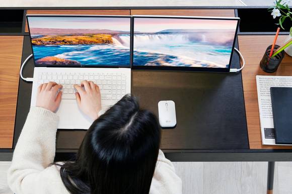 ▲LG전자가 고성능 외장 그래픽카드와 인텔 12세대 프로세서를 탑재한 ‘LG 그램’ 신제품을 출시한다. 모델이 LG 그램 신제품을 소개하고 있다. / 사진=LG전자