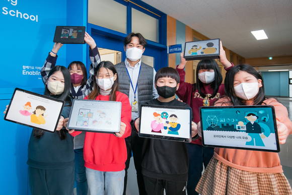 ▲2022 삼성 스마트스쿨에 참여한 경기 수원 연무초등학교 학생들과 선생님 / 사진=삼성전자