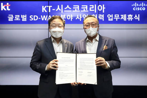 ▲신수정 KT 엔터프라이즈부문장(왼쪽)과 조범구 시스코코리아 대표가 24일 서울 송파구 KT 송파빌딩에서 진행된 업무제휴식에서 기념촬영을 하고 있다. / 사진=KT