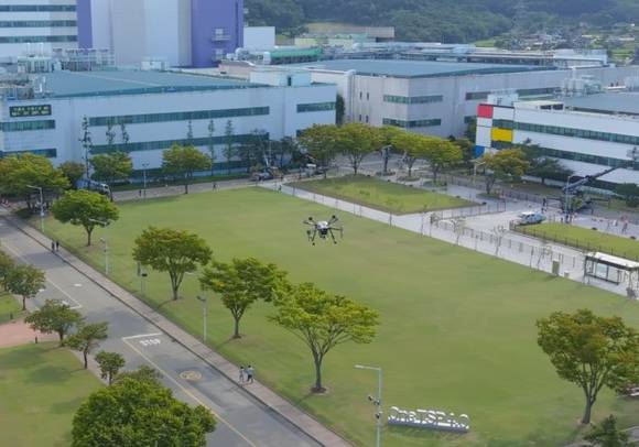 ▲KT가 삼성전자 DS부문의 온양사업장에 환경안전 강화를 위한 드론 시스템을 구축했다. 삼성전자 DS부문 온양사업장 내에 드론을 띄워 환경안전 관련 감시를 하는 모습 / 사진=KT
