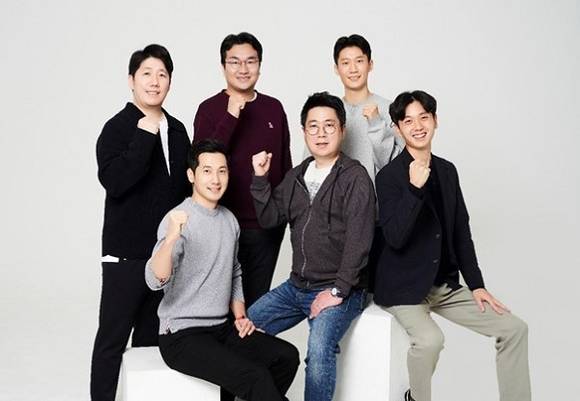 ▲(뒷줄 왼쪽부터) 김충수 프로덕트 리더, 하용호 AI리더, 전수열 테크 리더. (앞줄 왼쪽부터) 윤태석 대표, 박태영 오퍼레이션 리더, 김진우 세일즈 리더 / 사진=인덴트코퍼레이션