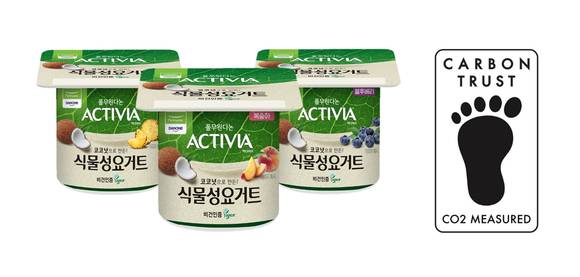 ▲'탄소발자국 측정 인증'을 획득한 풀무원다논 '액티비아 식물성 요거트' 3종 (왼쪽부터 블루베리, 복숭아, 파인애플) / 사진=풀무원다논