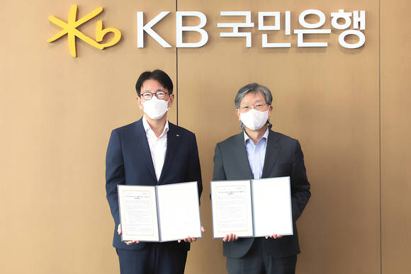 ▲이재근 KB국민은행장(왼쪽)과 유정열 KOTRA 사장이 그린 선도기업 육성 및 수출바우처사업 지원을 위한 업무협약식에서 기념촬영을 하고 있다. / 사진=KB국민은행