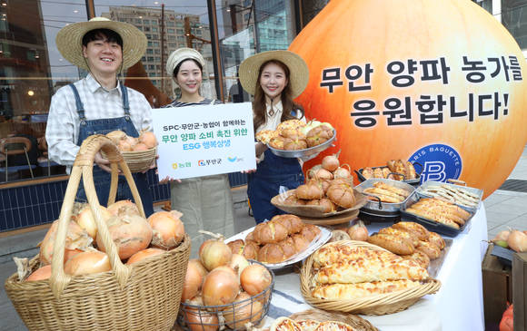 ▲6일 서울 서초구 파리바게뜨 강남서초점에서 열린 무안 양파 농가 돕기 ‘ESG 행복상생’ 행사에서 SPC그룹 직원들이 ‘무안양파빵’을 소개하고 있다. / 사진=SPC그룹