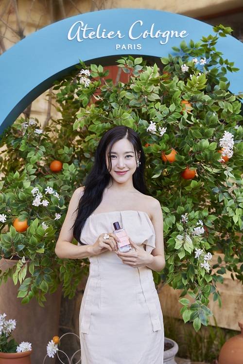 ▲프렌치 니치 퍼퓸 하우스 아틀리에 코롱(atelier cologne)의 앰버서더 티파니 영이 보헤미안 오렌지 블로썸 팝업 스토어를 방문했다. / 사진=아틀리에 코롱(ATELIER COLOGNE)