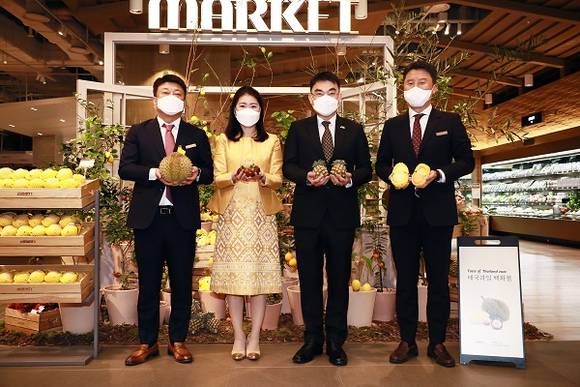 ▲주한태국상무공사관이8일 현대백화점과 함께 다양한 태국 과일을 맛볼 수 있는 ‘2022 Taste of Thailand’ 프로모션 – “태국과일백화점” 행사를 개최했다. (왼쪽부터)이창현 더현대 서울 식품총괄, 차난야 판나락싸(Chananya Puannarugsa) 상무공사참사관, 반차 은용쫑짜른(Bancha Yuenyongchongcharoen) 태국 공사, 장우석 더현대 서울 식품팀장/ 사진=주한태국상무공사관