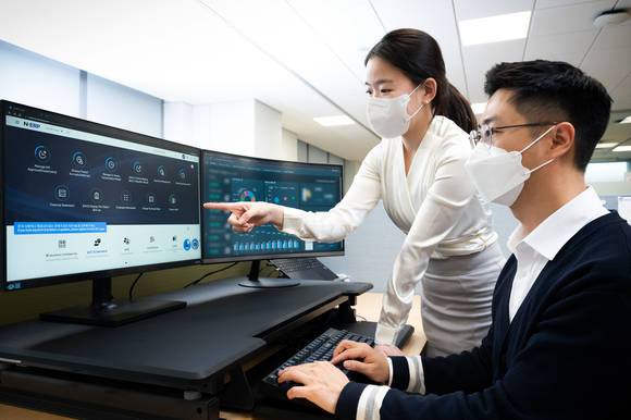 ▲삼성전자 임직원이 새로운 비즈니스 플랫폼인 'N-ERP'를 사용하고 있다. / 사진=삼성전자