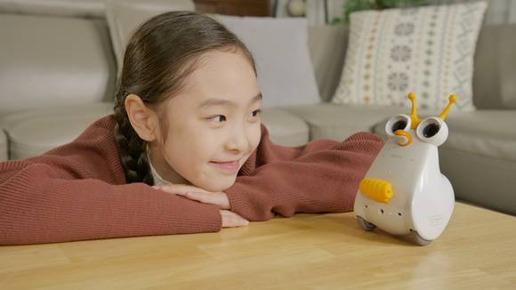 ▲SK브로드밴드는 쉽고 재밌게 코딩을 배울 수 있는 ‘알버트AI x B tv ZEM키즈 홈스쿨링팩’을 14일 출시한다. / 사진=SK브로드밴드
