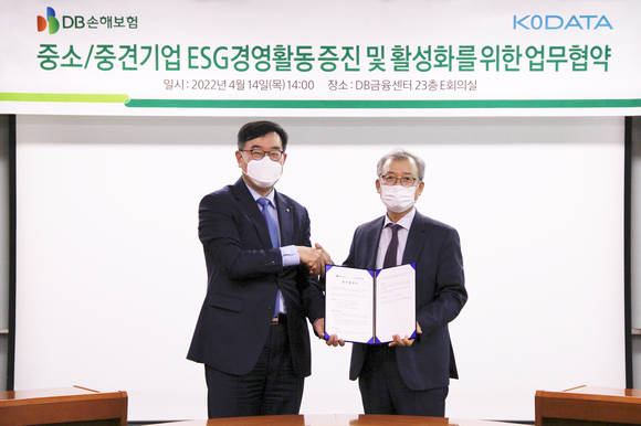 ▲이창수 DB손해보험 부사장(왼쪽)과 정성웅 KoDATA(한국평가데이터) 부사장이 협약식 이후 기념사진을 촬영하고 있다. / 사진=DB손해보험