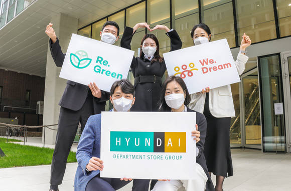 ▲서울시 강남구 현대백화점그룹 사옥에서 직원들이 통합 ESG 브랜드 ‘리그린’과 ‘위드림’을 소개하고 있다. / 사진=현대백화점그룹