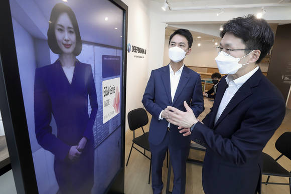 ▲서울 강남 딥브레인AI 사옥에서 최준기 KT AI/빅데이터사업본부장(오른쪽)이 장세영 딥브레인AI 대표에게 AI 휴먼에 대한 설명을 듣고 있다. / 사진=KT