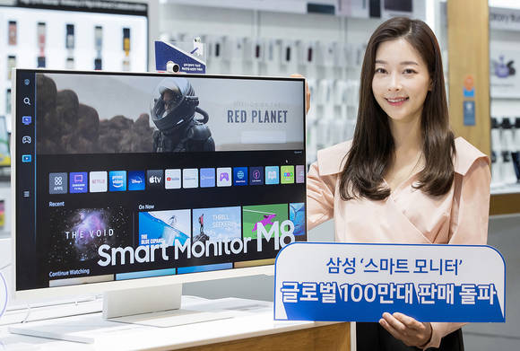 ▲삼성전자 모델이 서울 서초동에 위치한 삼성전자 홍보관 딜라이트에서 스마트 모니터를 소개하고 있다. / 사진=삼성전자