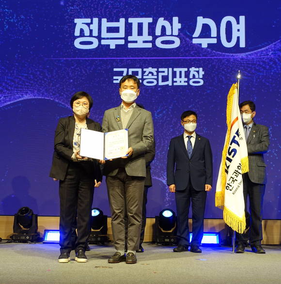 ▲딥노이드가 제55회 과학의 날과 제67회 정보통신의 날 기념식에서 정보통신발전 공로를 인정받아 정부포상 ‘국무총리표창’을 수상했다. / 사진=딥노이드